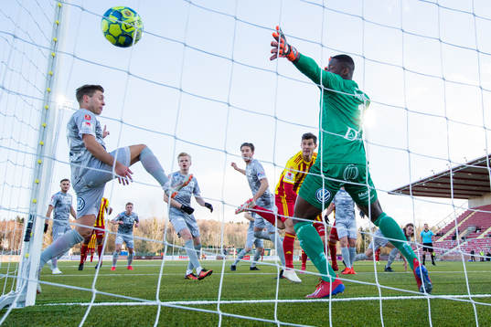 Syrianskas Mauricio Albornoz nickar in 1-1 bakom Degerfors