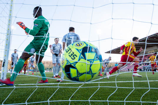 Syrianskas Mauricio Albornoz nickar in 1-1 bakom Degerfors