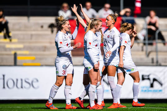 Rosengårds Anja Mittag jublar med lagkamrater efter 2-0