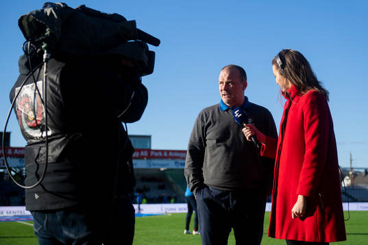 Geir Bakke, head coach of Sarpsborg 08, and Susanne Furøy Wergeland, host of Eurosport, ahead of the Eliteserien match between Sarpsborg 08 and Molde on March 31, 2019 in Sarpsborg. 
