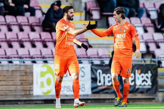 AFC Eskilstunas Denni Avdic och Mamadou Kouyate jublar