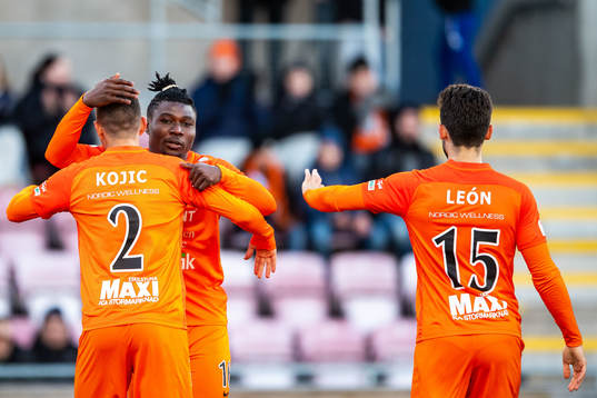 AFC Eskilstunas Samuel Nnamani jublar med Adnan Kojic efter 2-0