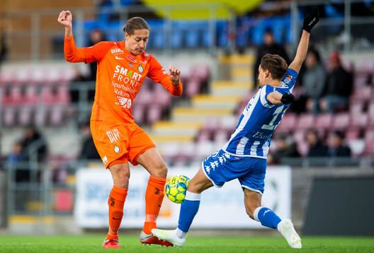 AFC Eskilstunas Felix Michel Melki i en duell med IFK