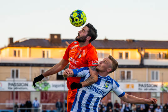 AFC Eskilstunas Denni Avdic i en nickduell med IFK