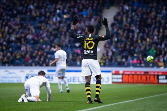 s Chinedu Ogbuke Obasi reagerar på ett domslut