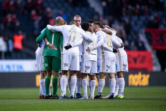 Östersunds spelare samlas i en ring