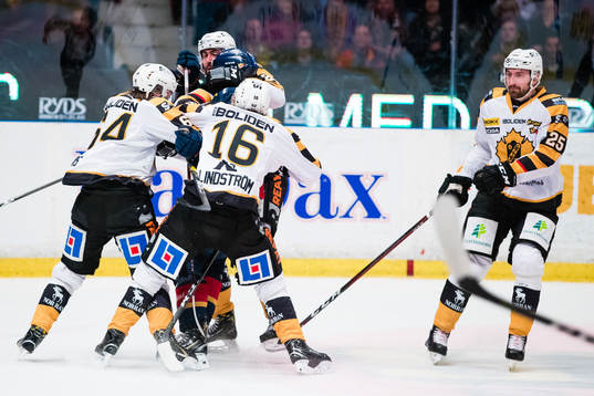 Djurgårdens Marcus Davidsson tas om hand av Skellefteås