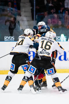 Djurgårdens Marcus Davidsson tas om hand av Skellefteås