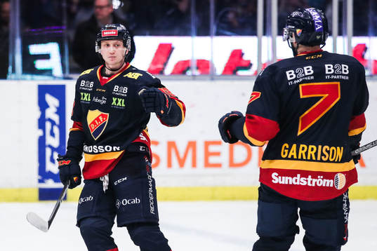 Djurgårdens Olle Alsing jublar med Jason Garrison