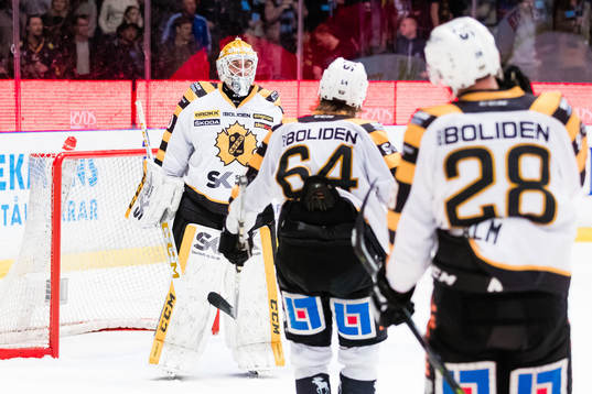 Skellefteås målvakt Mantas Armalis jublar