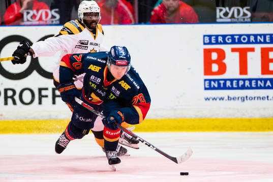 Djurgårdens Marcus Davidsson i kamp om pucken Skellefteås