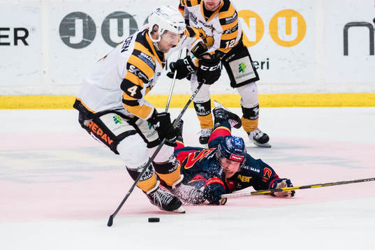 Djurgårdens Jakob Lilja och Skellefteås Bud Holloway