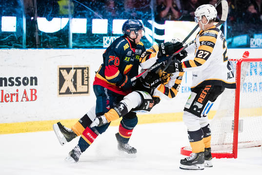 Djurgårdens Marcus Davidsson io kamp med Skellefteås