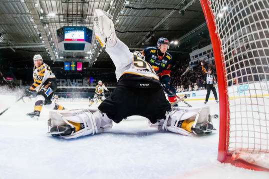 Djurgårdens Marcus Davidsson med en målchans på ett