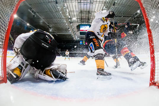 Djurgårdens Marcus Davidsson med en målchans framför