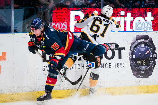 Skellefteås Fredrik Lindgren tacklas Djurgårdens Jakob