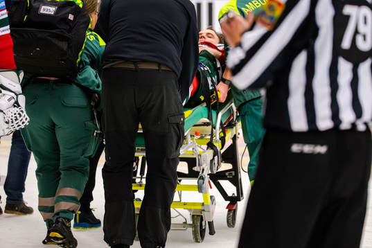 Frölundas Pathrik Westerholm lämnar isen på bår