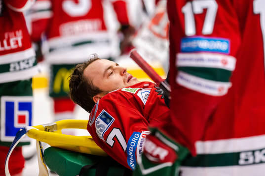 Frölundas Pathrik Westerholm lämnar isen på bår