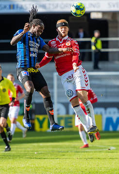 Kalmars Nils Fröling  och Sirius Kebba Ceesay