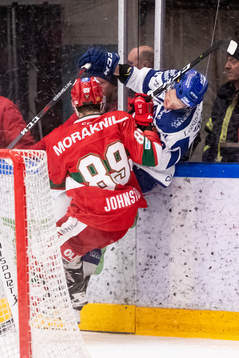Moras Ryan Johnston tackar Leksands Martin Karlsson