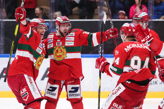 Moras Oskar Svanlund jublar med lagkamrater