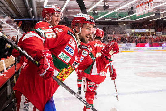 Moras Mathias Bromé jublar i båset