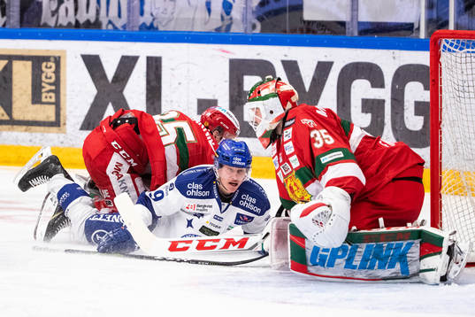 Moras Michael Haga och målvakt Christian Engstrand  och