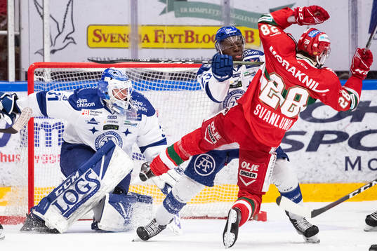 Leksands Hugo Enock tacklar Moras Oskar Svanlund framför