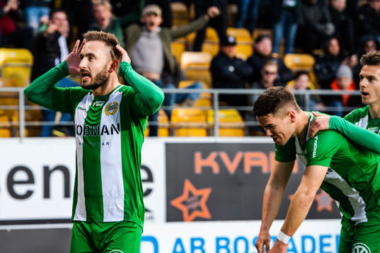Hammarbys Muamer Tankovic jublar med lagkamrater efter 0-1
