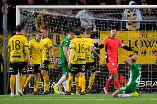 Elfsborgs målvakt Kevin Stuhr Ellegaard jublar efter att ha gjort en räddning i slutminuterna