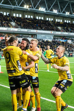 Elfsborgs målskytt Frederik Holst kramas om av Pawel Cibicki, Simon Strand och Samuel Holmén efter att gjort 1-1