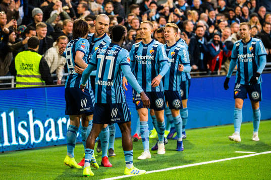 Djurgårdens Kevin Walker jublar med lagkamrater