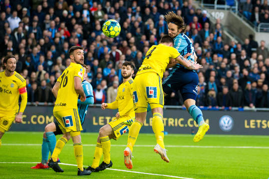 Djurgårdens Kevin Walker gör 1-0 med en nick