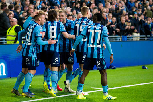 Djurgårdens Kevin Walker jublar med , Nicklas Bärkroth, Jonathan Ring och Mohamed Buya Turay