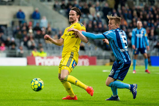 Sundsvalls Linus Hallenius i kamp om bollen med