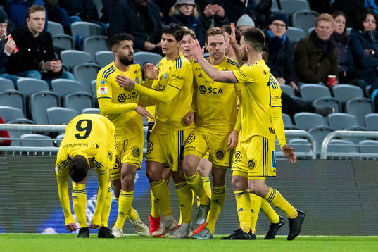 Sundsvalls Omar Eddahri jublar med Linus Hallenius, och David Batanero efter 2-2