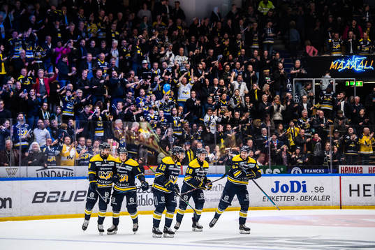 s Anton Bengtsson jublar med lagkamrater