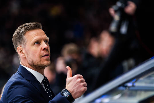 s assisterande tränare Nicklas Rahm jublar