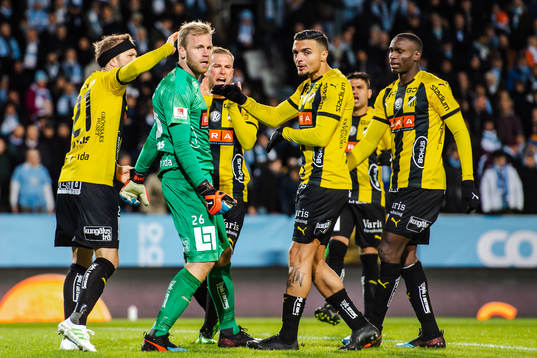 Häckens spelare jublar med målvakt Peter Abrahamsson efter en räddad straff från Malmö FFs Marcus Antonsson (ej i bild)