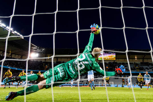 Häckens målvakt Peter Abrahamsson räddar straff från Malmö FFs Marcus Antonsson