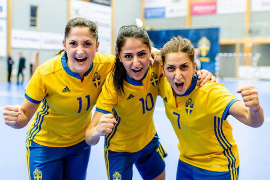 Sveriges Susan Varli, Nazanin Vaseghpanah och Daniela Chamoun jublar