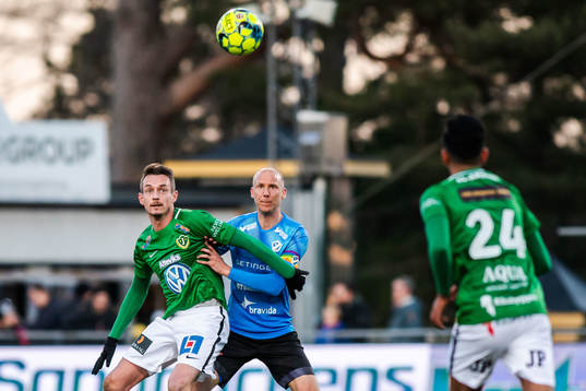 Jönköpings Daryl Smylie och Halmstads Andreas Johansson