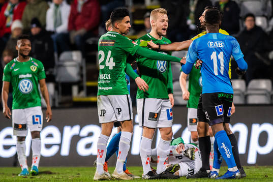 Irriterat mellan Jönköpings Peter Gwargis och Adam