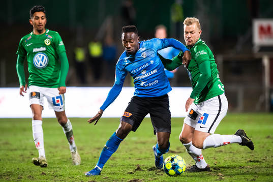 Halmstads Sadat Karim och Jönköpings Sebastian Crona i