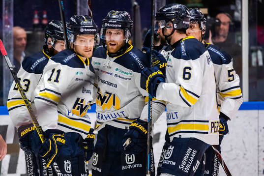 s Joakim Andersson jublar med lagkamrater