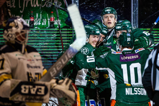 Färjestads Johan Ryno jublar med lagkamrater