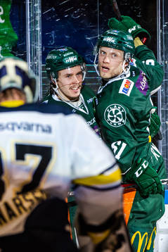 Färjestads Johan Ryno jublar med lagkamrater