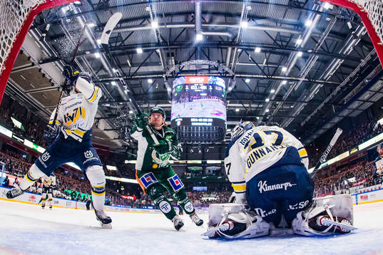 s Martin Fehérváry och Färjestads Oskar Steen i kamp