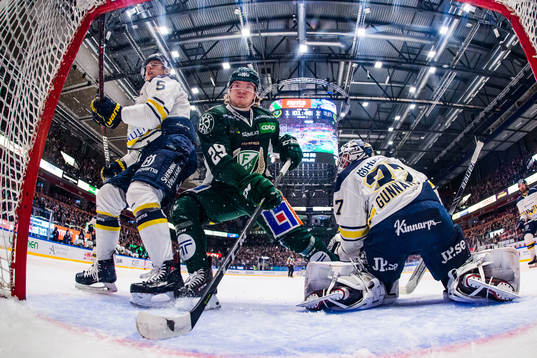 s Martin Fehérváry och Färjestads Oskar Steen i kamp