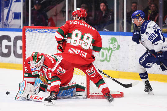 Moras målvakt Christian Engstrand och Ryan Johnston mot